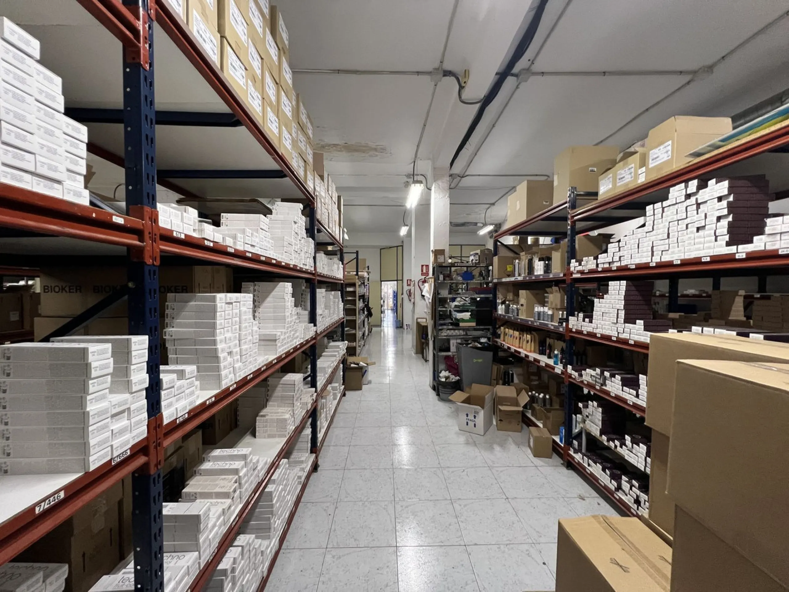 Unique opportunity in Málaga! Spectacular commercial space for sale in a prime location, bordering two streets, one of which is Héroe de Sostoa. This spacious space features a 438 m² commercial floor and a 350 m² warehouse, offering a total of 806 m² buil