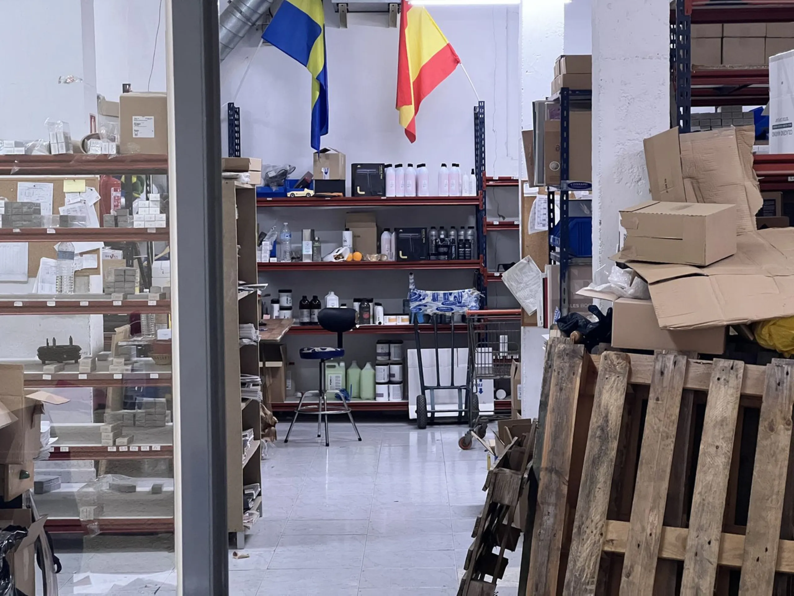 Unique opportunity in Málaga! Spectacular commercial space for sale in a prime location, bordering two streets, one of which is Héroe de Sostoa. This spacious space features a 438 m² commercial floor and a 350 m² warehouse, offering a total of 806 m² buil