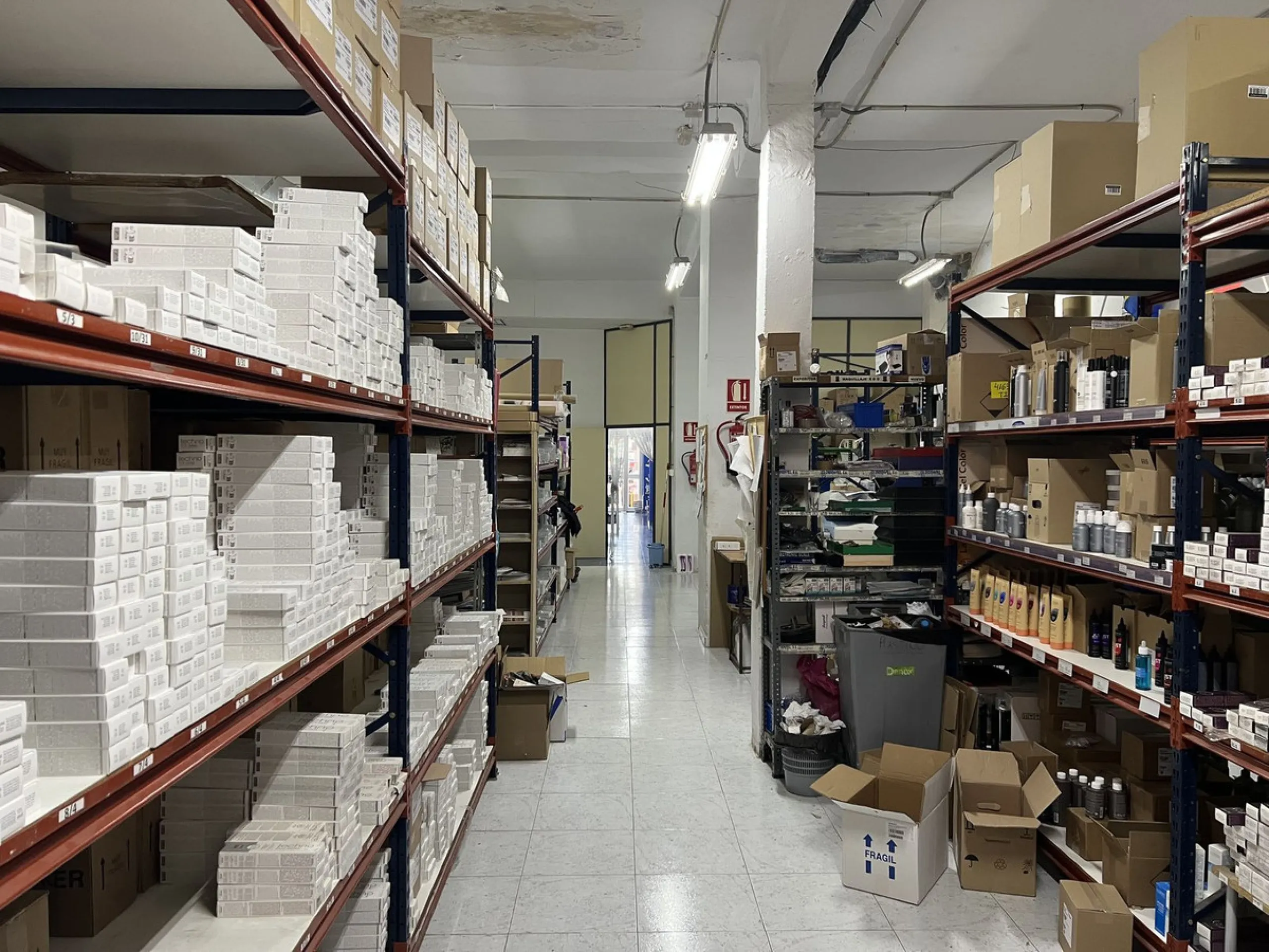 Unique opportunity in Málaga! Spectacular commercial space for sale in a prime location, bordering two streets, one of which is Héroe de Sostoa. This spacious space features a 438 m² commercial floor and a 350 m² warehouse, offering a total of 806 m² buil