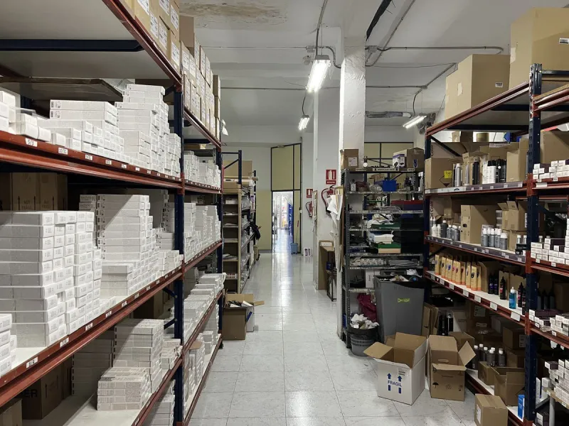Unique opportunity in Málaga! Spectacular commercial space for sale in a prime location, bordering two streets, one of which is Héroe de Sostoa. This spacious space features a 438 m² commercial floor and a 350 m² warehouse, offering a total of 806 m² buil