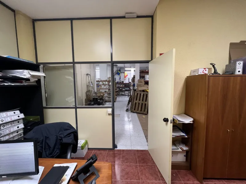 Unique opportunity in Málaga! Spectacular commercial space for sale in a prime location, bordering two streets, one of which is Héroe de Sostoa. This spacious space features a 438 m² commercial floor and a 350 m² warehouse, offering a total of 806 m² buil