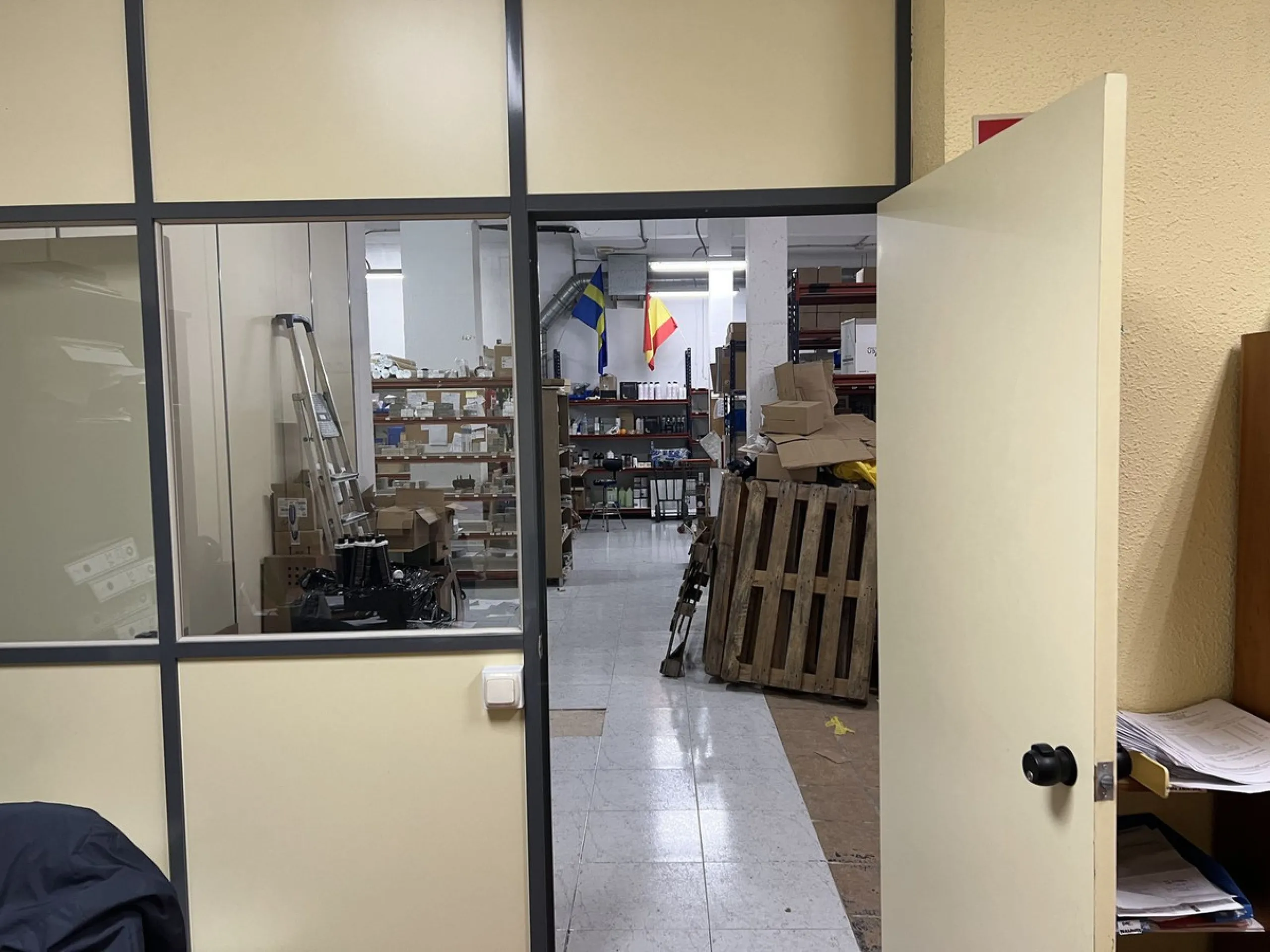 Unique opportunity in Málaga! Spectacular commercial space for sale in a prime location, bordering two streets, one of which is Héroe de Sostoa. This spacious space features a 438 m² commercial floor and a 350 m² warehouse, offering a total of 806 m² buil