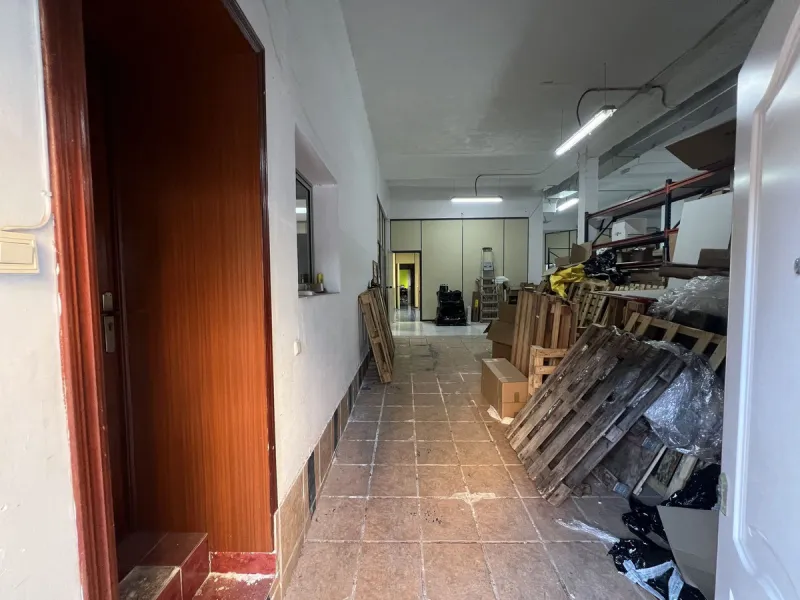 Unique opportunity in Málaga! Spectacular commercial space for sale in a prime location, bordering two streets, one of which is Héroe de Sostoa. This spacious space features a 438 m² commercial floor and a 350 m² warehouse, offering a total of 806 m² buil