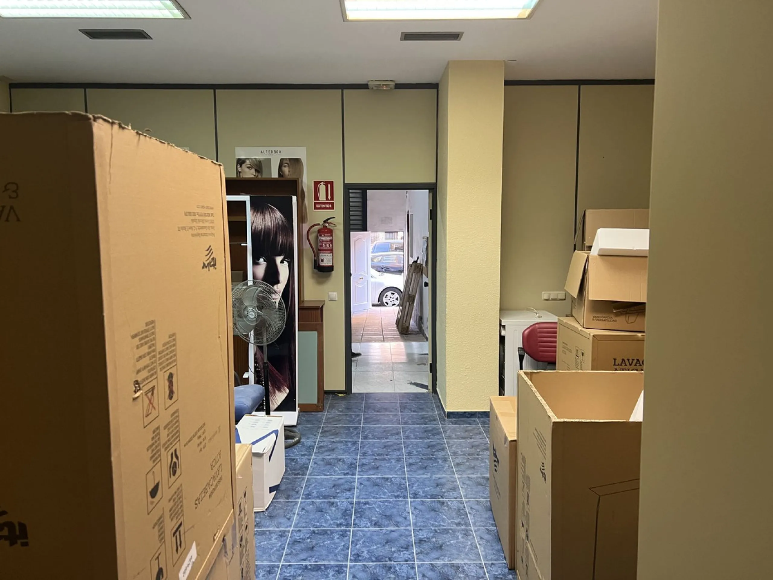 Unique opportunity in Málaga! Spectacular commercial space for sale in a prime location, bordering two streets, one of which is Héroe de Sostoa. This spacious space features a 438 m² commercial floor and a 350 m² warehouse, offering a total of 806 m² buil