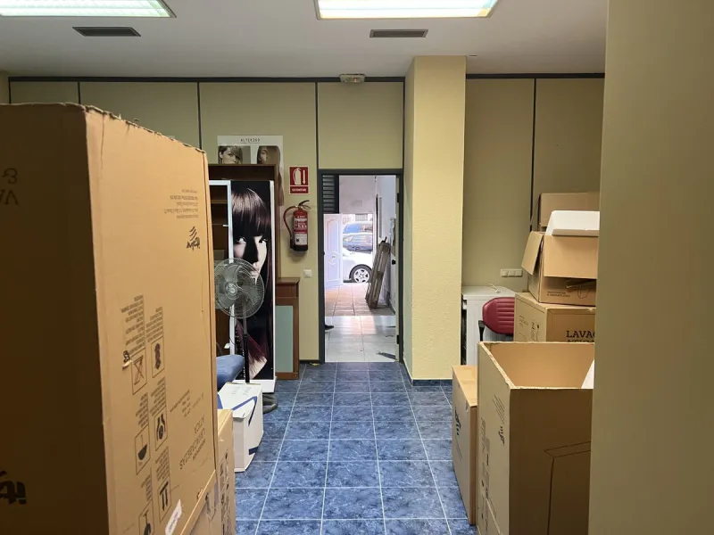 Unique opportunity in Málaga! Spectacular commercial space for sale in a prime location, bordering two streets, one of which is Héroe de Sostoa. This spacious space features a 438 m² commercial floor and a 350 m² warehouse, offering a total of 806 m² buil