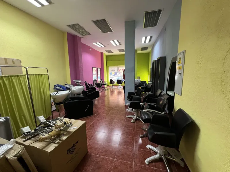 Unique opportunity in Málaga! Spectacular commercial space for sale in a prime location, bordering two streets, one of which is Héroe de Sostoa. This spacious space features a 438 m² commercial floor and a 350 m² warehouse, offering a total of 806 m² buil