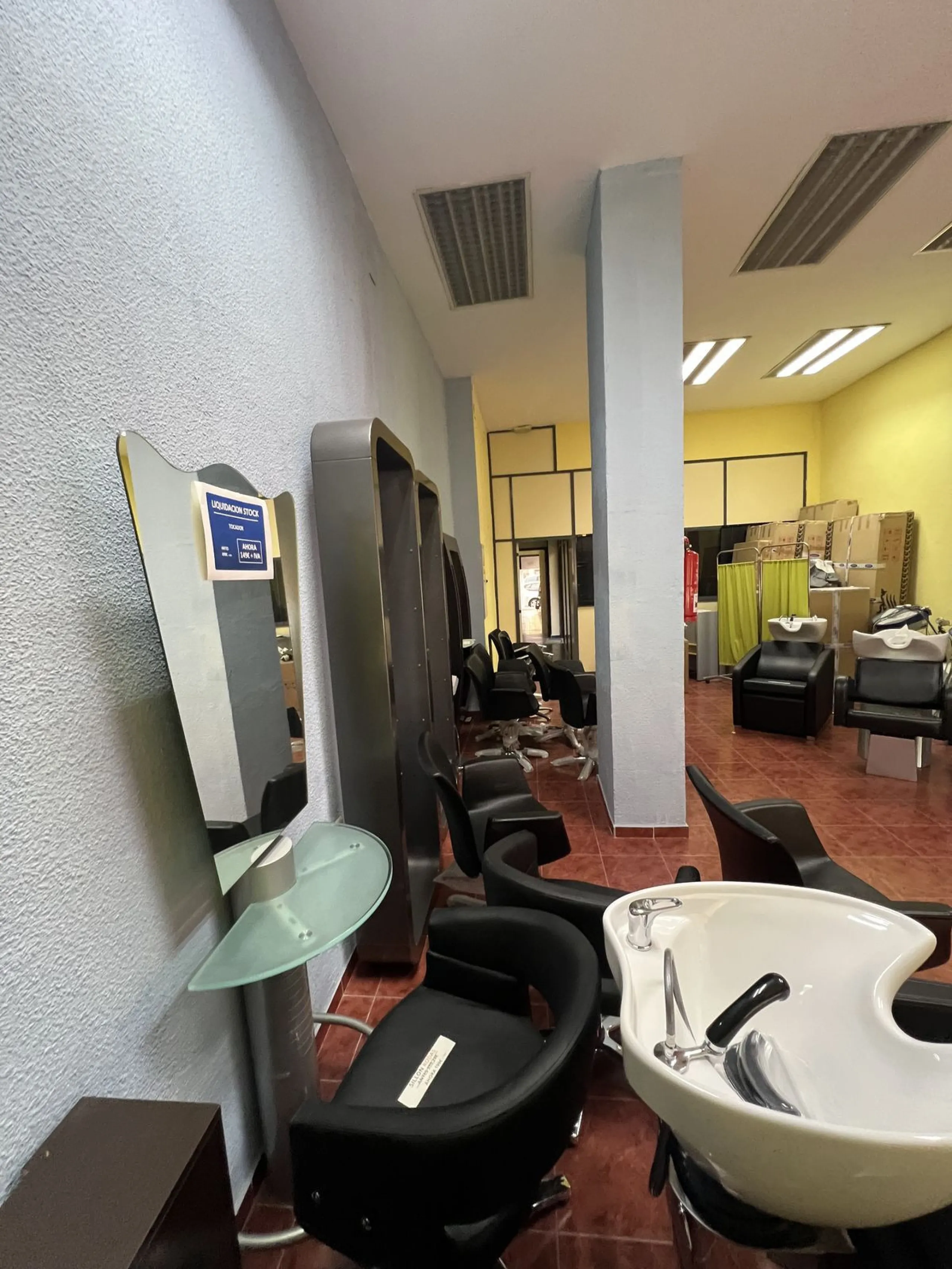 Unique opportunity in Málaga! Spectacular commercial space for sale in a prime location, bordering two streets, one of which is Héroe de Sostoa. This spacious space features a 438 m² commercial floor and a 350 m² warehouse, offering a total of 806 m² buil