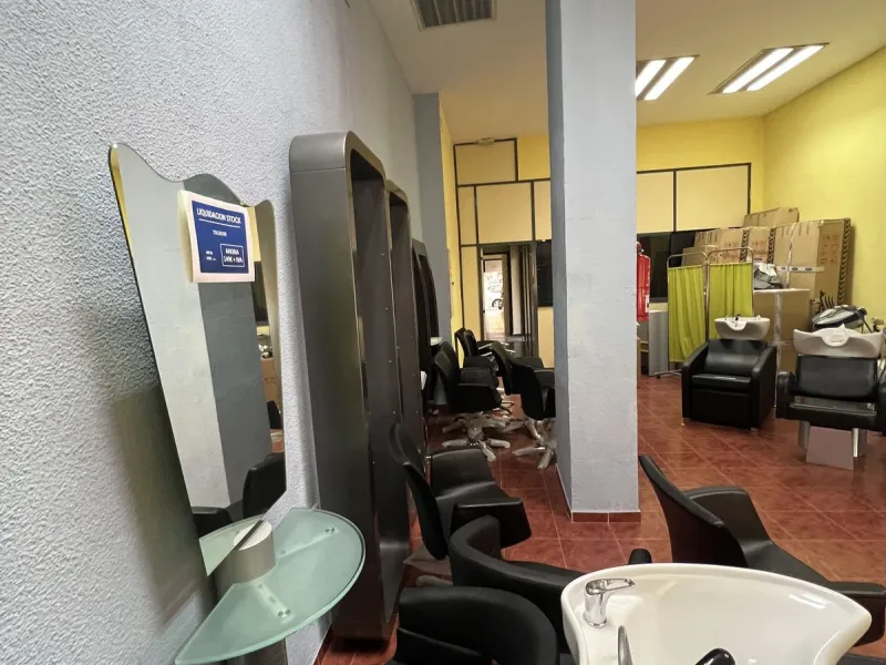 Unique opportunity in Málaga! Spectacular commercial space for sale in a prime location, bordering two streets, one of which is Héroe de Sostoa. This spacious space features a 438 m² commercial floor and a 350 m² warehouse, offering a total of 806 m² buil