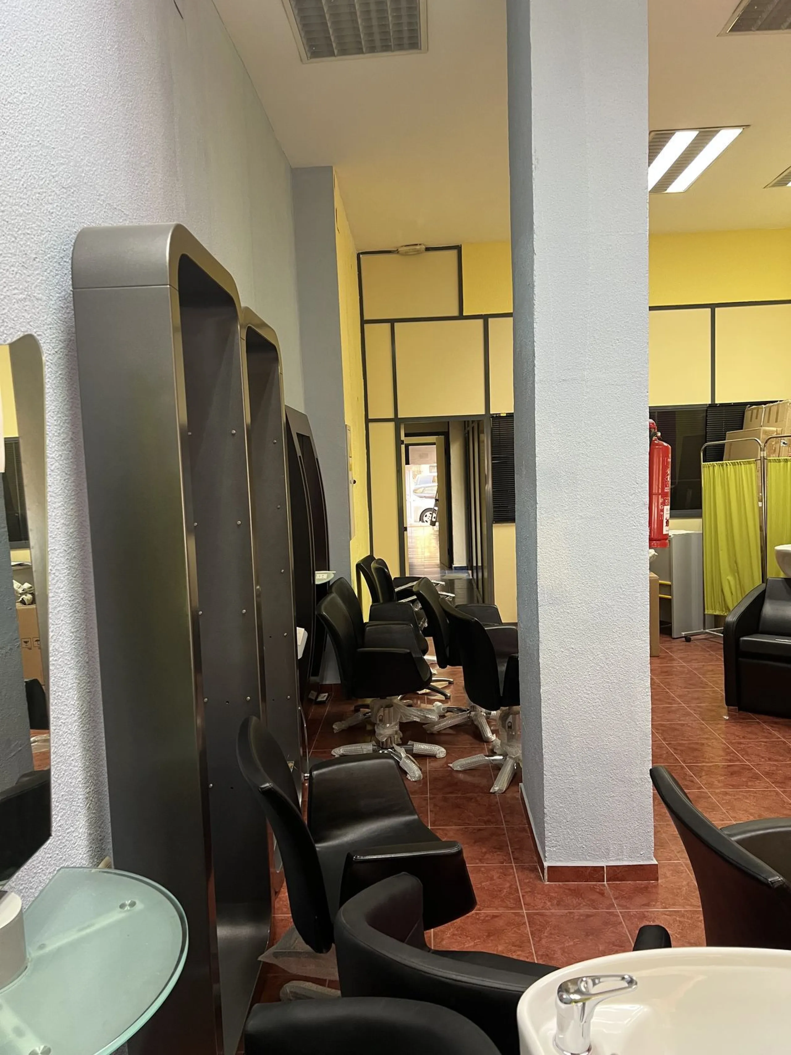Unique opportunity in Málaga! Spectacular commercial space for sale in a prime location, bordering two streets, one of which is Héroe de Sostoa. This spacious space features a 438 m² commercial floor and a 350 m² warehouse, offering a total of 806 m² buil