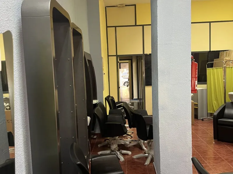 Unique opportunity in Málaga! Spectacular commercial space for sale in a prime location, bordering two streets, one of which is Héroe de Sostoa. This spacious space features a 438 m² commercial floor and a 350 m² warehouse, offering a total of 806 m² buil
