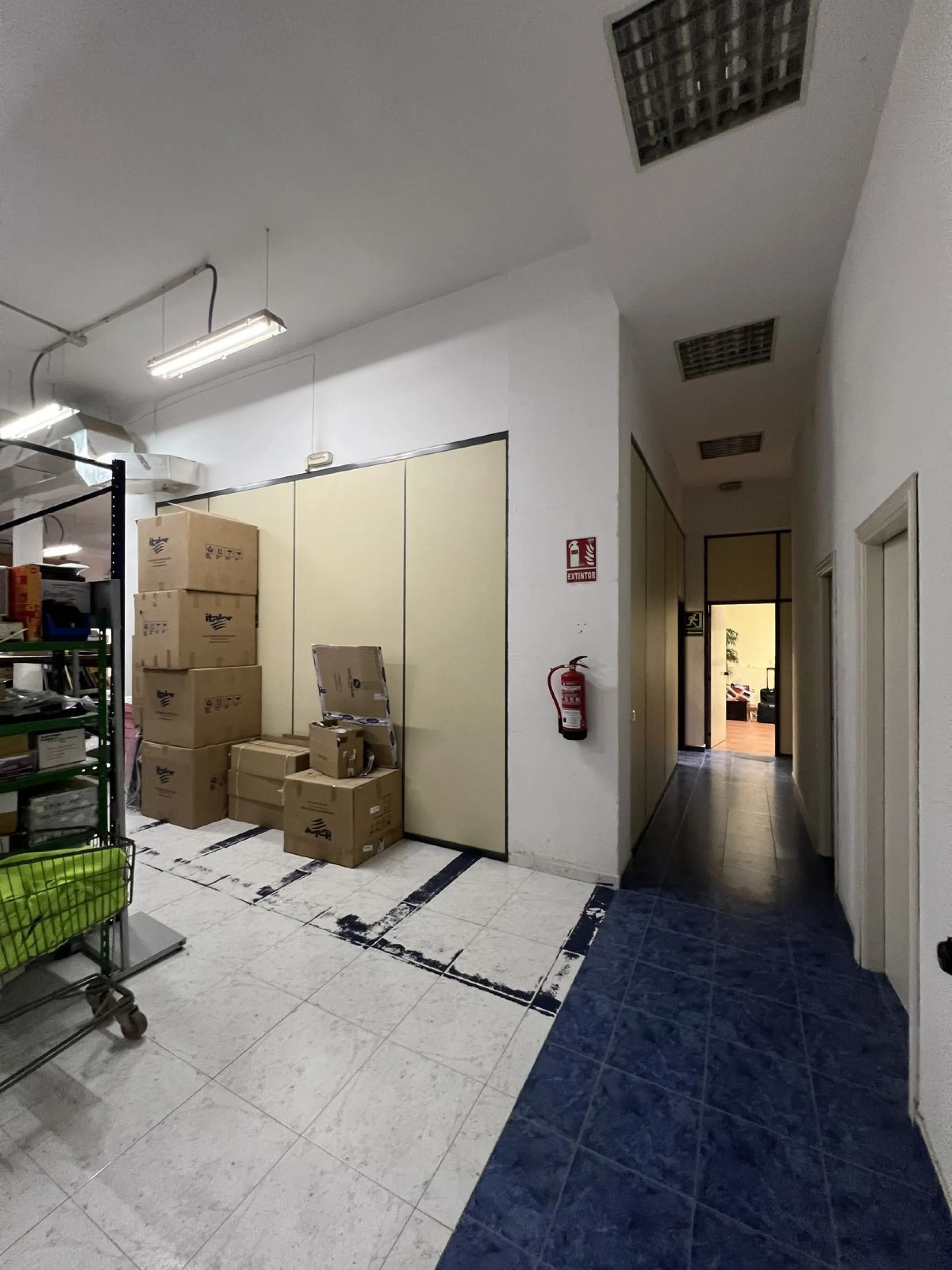 Unique opportunity in Málaga! Spectacular commercial space for sale in a prime location, bordering two streets, one of which is Héroe de Sostoa. This spacious space features a 438 m² commercial floor and a 350 m² warehouse, offering a total of 806 m² buil