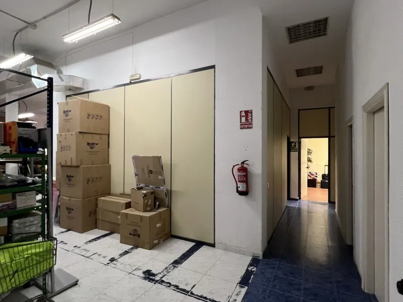Unique opportunity in Málaga! Spectacular commercial space for sale in a prime location, bordering two streets, one of which is Héroe de Sostoa. This spacious space features a 438 m² commercial floor and a 350 m² warehouse, offering a total of 806 m² buil