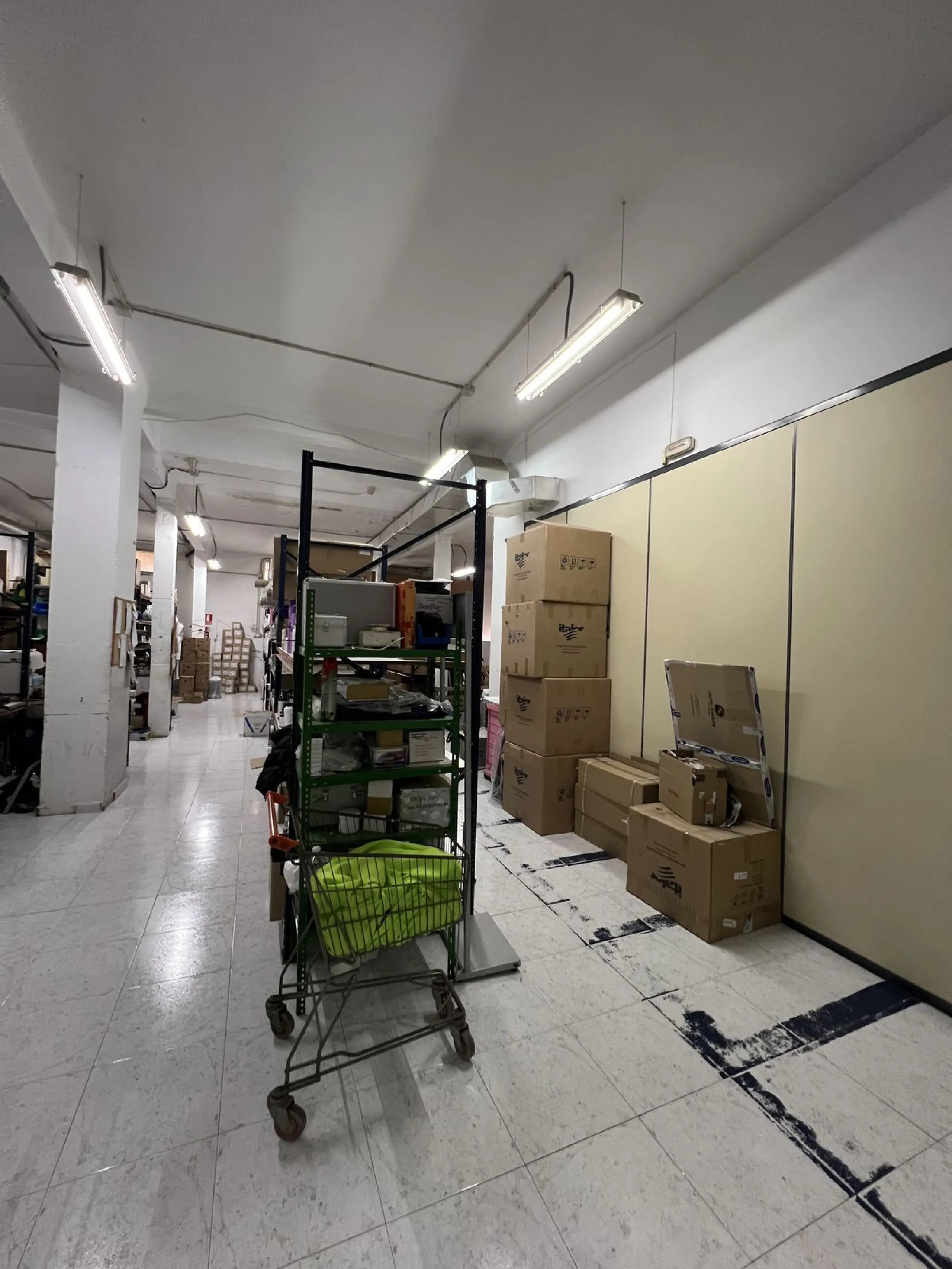 Unique opportunity in Málaga! Spectacular commercial space for sale in a prime location, bordering two streets, one of which is Héroe de Sostoa. This spacious space features a 438 m² commercial floor and a 350 m² warehouse, offering a total of 806 m² buil