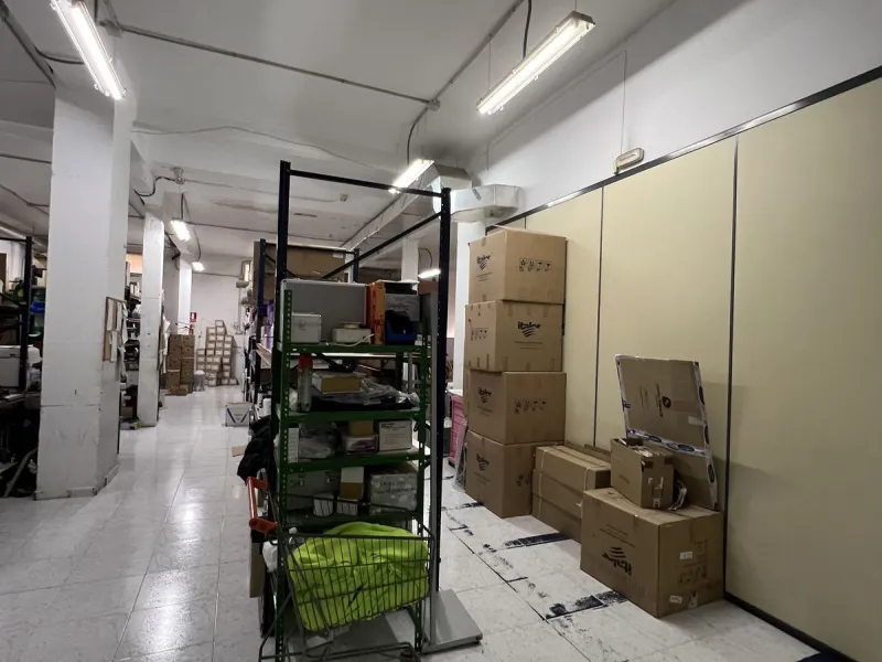 Unique opportunity in Málaga! Spectacular commercial space for sale in a prime location, bordering two streets, one of which is Héroe de Sostoa. This spacious space features a 438 m² commercial floor and a 350 m² warehouse, offering a total of 806 m² buil