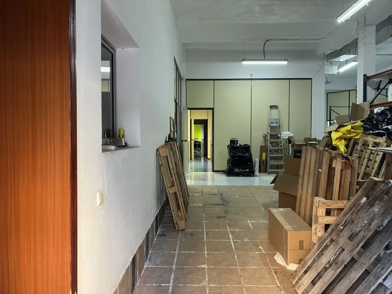 Unique opportunity in Málaga! Spectacular commercial space for sale in a prime location, bordering two streets, one of which is Héroe de Sostoa. This spacious space features a 438 m² commercial floor and a 350 m² warehouse, offering a total of 806 m² buil
