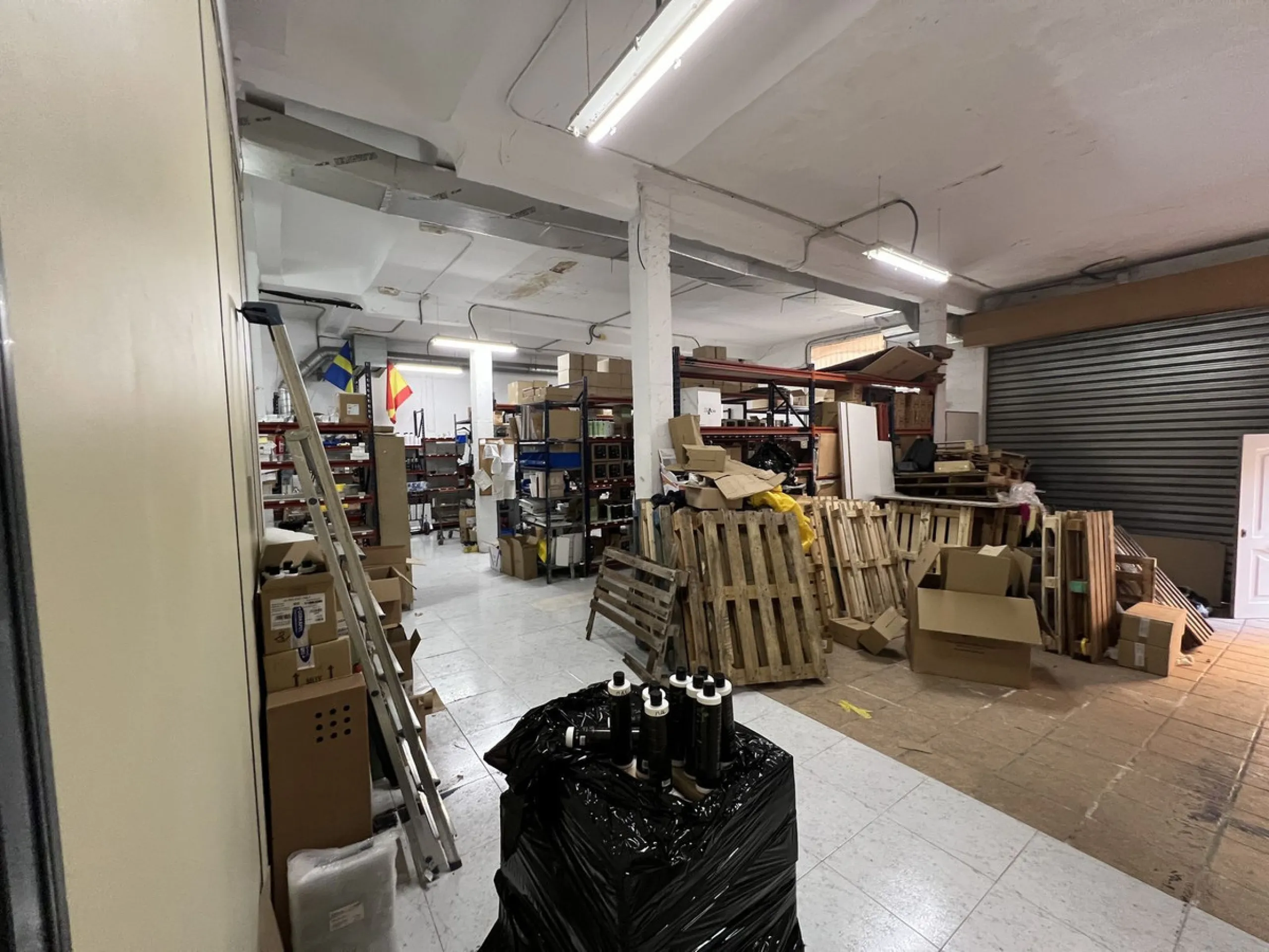 Unique opportunity in Málaga! Spectacular commercial space for sale in a prime location, bordering two streets, one of which is Héroe de Sostoa. This spacious space features a 438 m² commercial floor and a 350 m² warehouse, offering a total of 806 m² buil