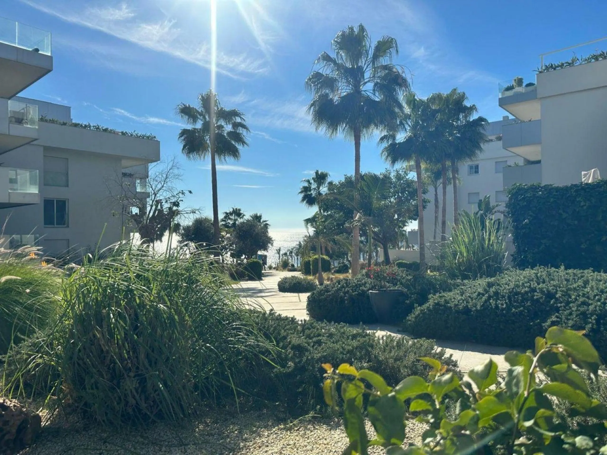 Modern ground floor apartment with sea views located in the sought-after Residencial Mediterráneo in Mijas Costa.