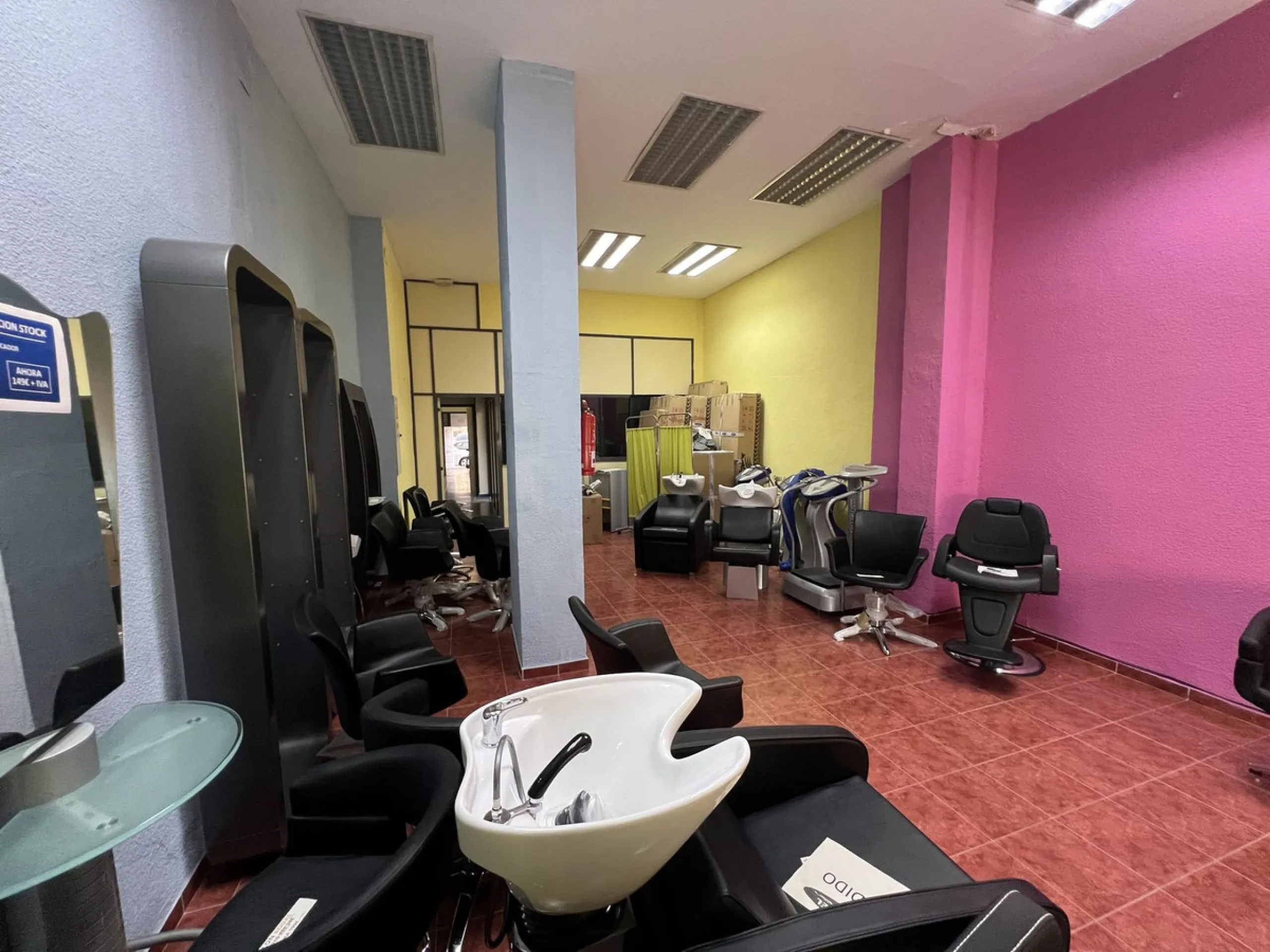 Unique opportunity in Málaga! Spectacular commercial space for sale in a prime location, bordering two streets, one of which is Héroe de Sostoa. This spacious space features a 438 m² commercial floor and a 350 m² warehouse, offering a total of 806 m² buil