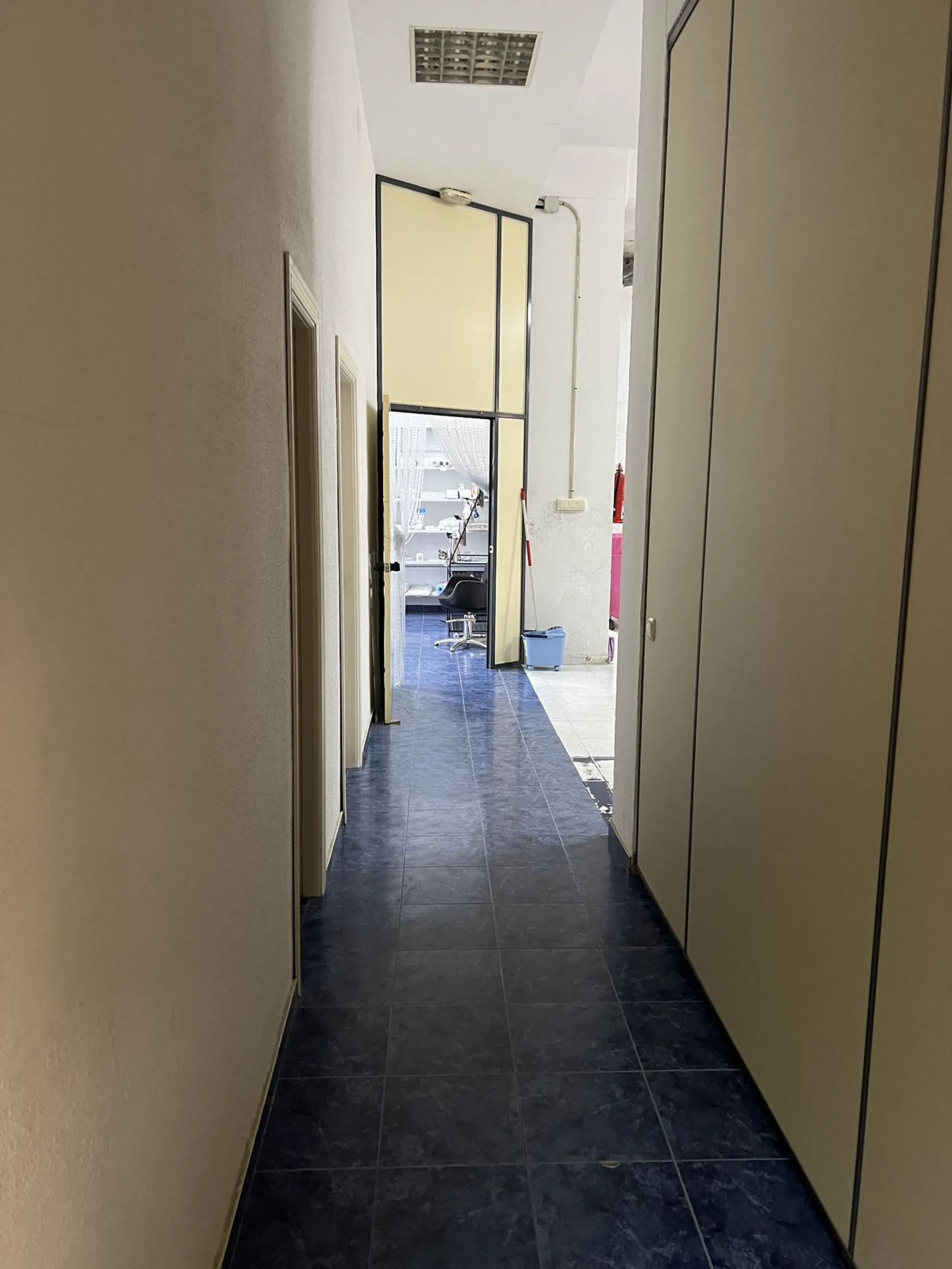 Unique opportunity in Málaga! Spectacular commercial space for sale in a prime location, bordering two streets, one of which is Héroe de Sostoa. This spacious space features a 438 m² commercial floor and a 350 m² warehouse, offering a total of 806 m² buil