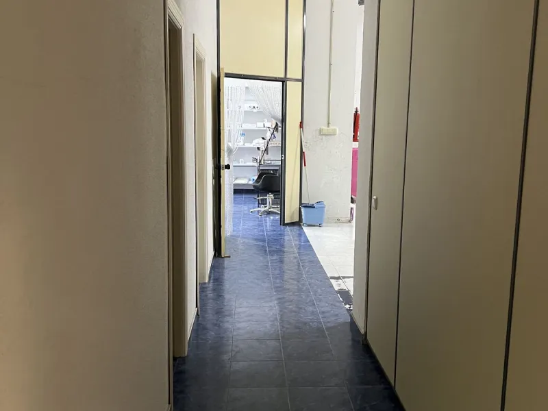 Unique opportunity in Málaga! Spectacular commercial space for sale in a prime location, bordering two streets, one of which is Héroe de Sostoa. This spacious space features a 438 m² commercial floor and a 350 m² warehouse, offering a total of 806 m² buil