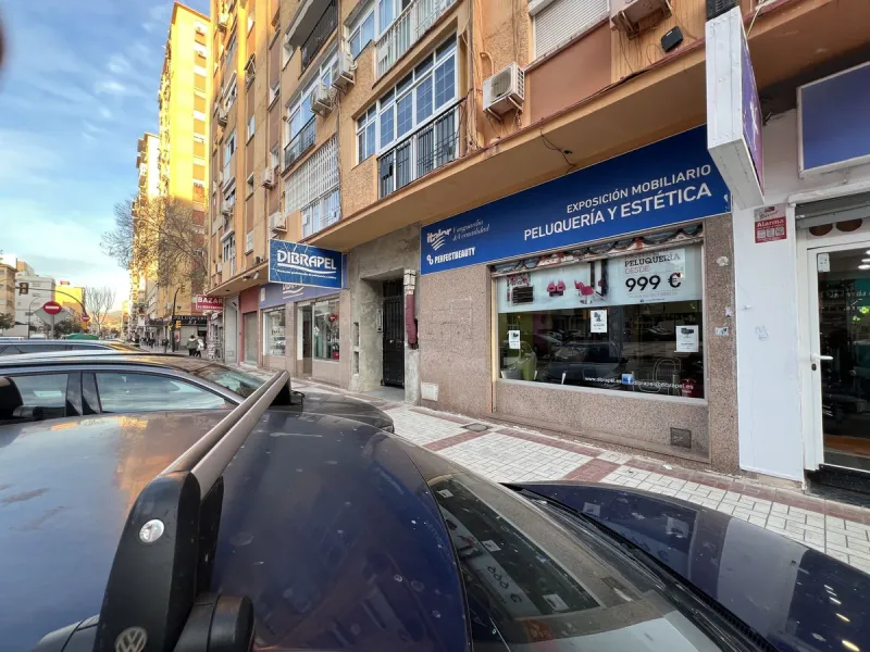Unique opportunity in Málaga! Spectacular commercial space for sale in a prime location, bordering two streets, one of which is Héroe de Sostoa. This spacious space features a 438 m² commercial floor and a 350 m² warehouse, offering a total of 806 m² buil