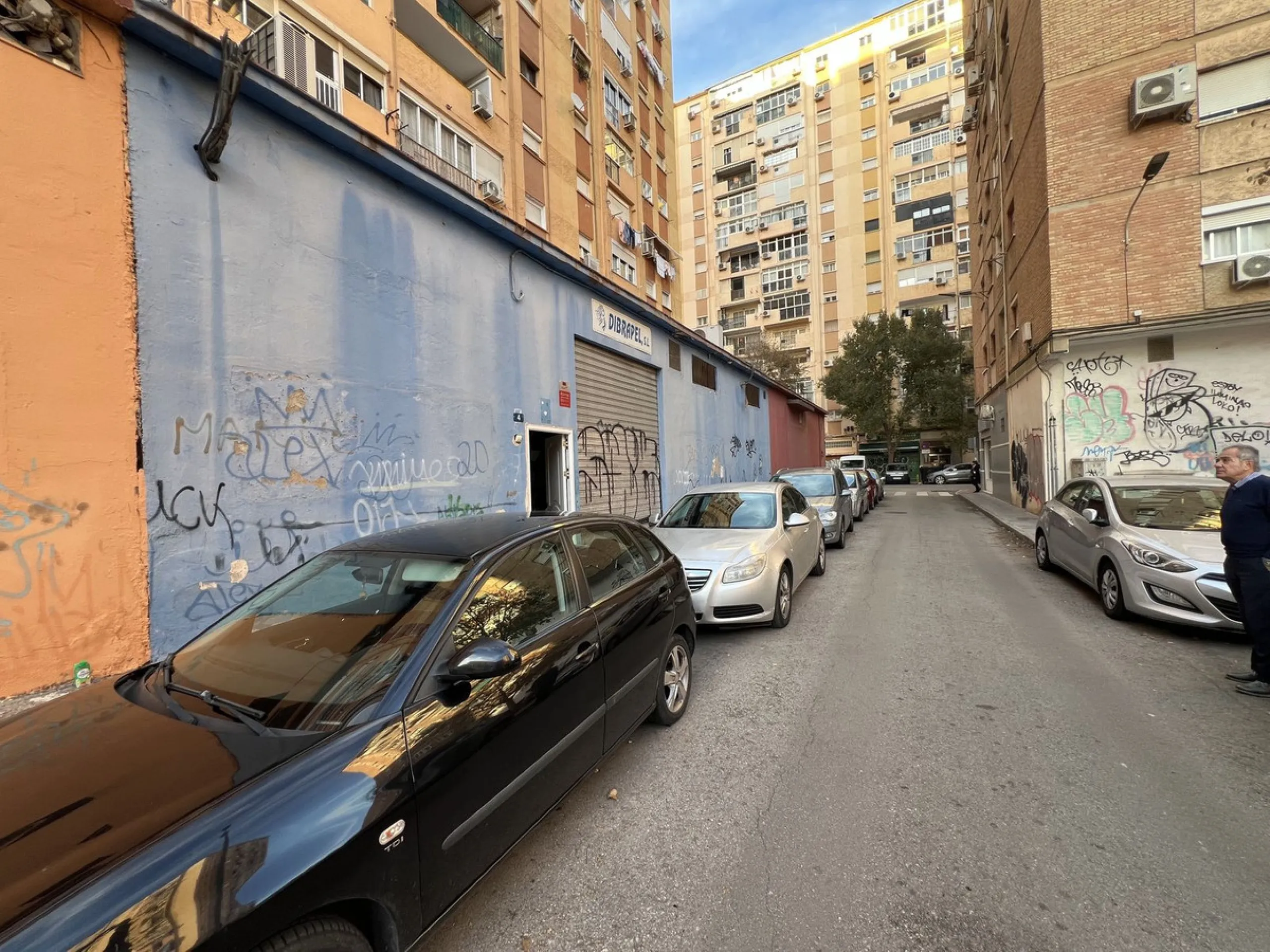 Unique opportunity in Málaga! Spectacular commercial space for sale in a prime location, bordering two streets, one of which is Héroe de Sostoa. This spacious space features a 438 m² commercial floor and a 350 m² warehouse, offering a total of 806 m² buil