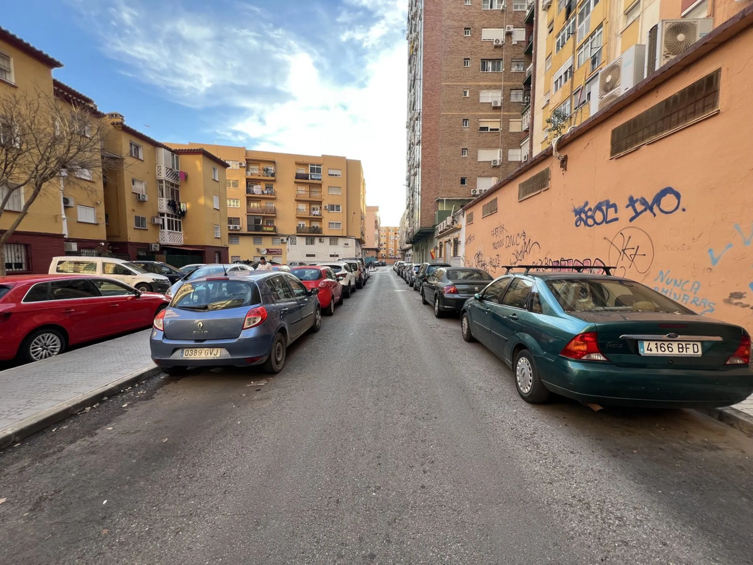 Unique opportunity in Málaga! Spectacular commercial space for sale in a prime location, bordering two streets, one of which is Héroe de Sostoa. This spacious space features a 438 m² commercial floor and a 350 m² warehouse, offering a total of 806 m² buil
