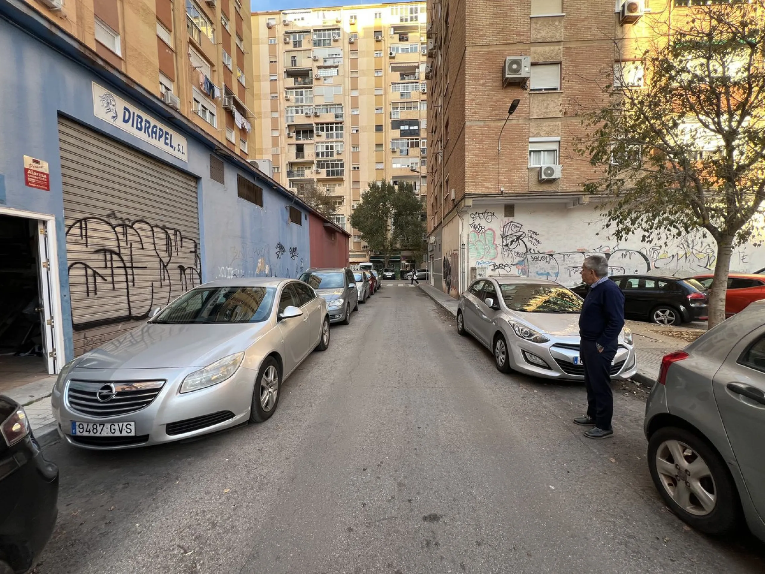 Unique opportunity in Málaga! Spectacular commercial space for sale in a prime location, bordering two streets, one of which is Héroe de Sostoa. This spacious space features a 438 m² commercial floor and a 350 m² warehouse, offering a total of 806 m² buil
