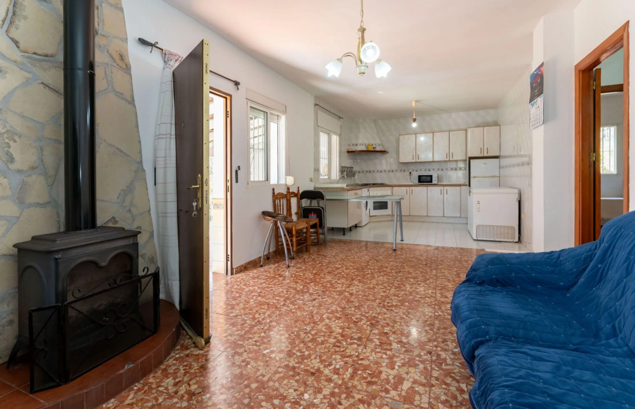 Nestled in the picturesque and tranquil area close to Barranco Blanco, between the towns of Alhaurín el Grande and Coín, this charming country property offers the perfect blend of natural beauty, privacy, and agricultural potential.