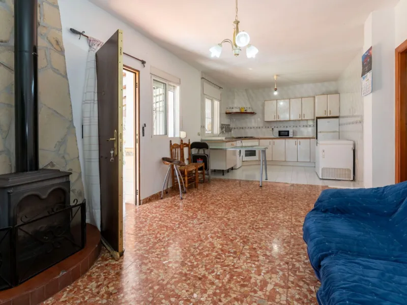 Nestled in the picturesque and tranquil area close to Barranco Blanco, between the towns of Alhaurín el Grande and Coín, this charming country property offers the perfect blend of natural beauty, privacy, and agricultural potential.