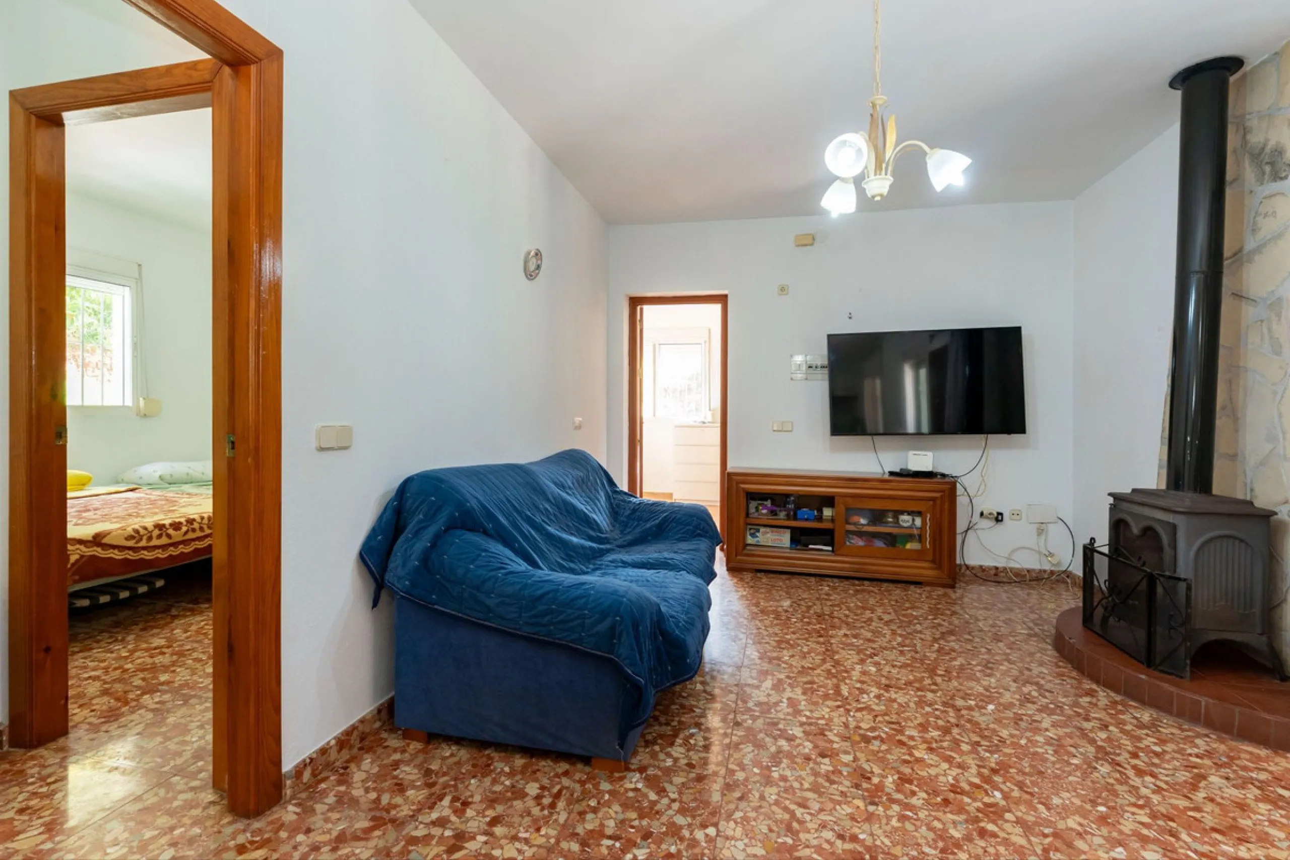 Nestled in the picturesque and tranquil area close to Barranco Blanco, between the towns of Alhaurín el Grande and Coín, this charming country property offers the perfect blend of natural beauty, privacy, and agricultural potential.