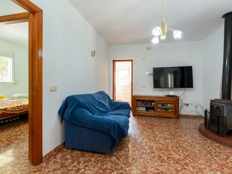 Nestled in the picturesque and tranquil area close to Barranco Blanco, between the towns of Alhaurín el Grande and Coín, this charming country property offers the perfect blend of natural beauty, privacy, and agricultural potential.