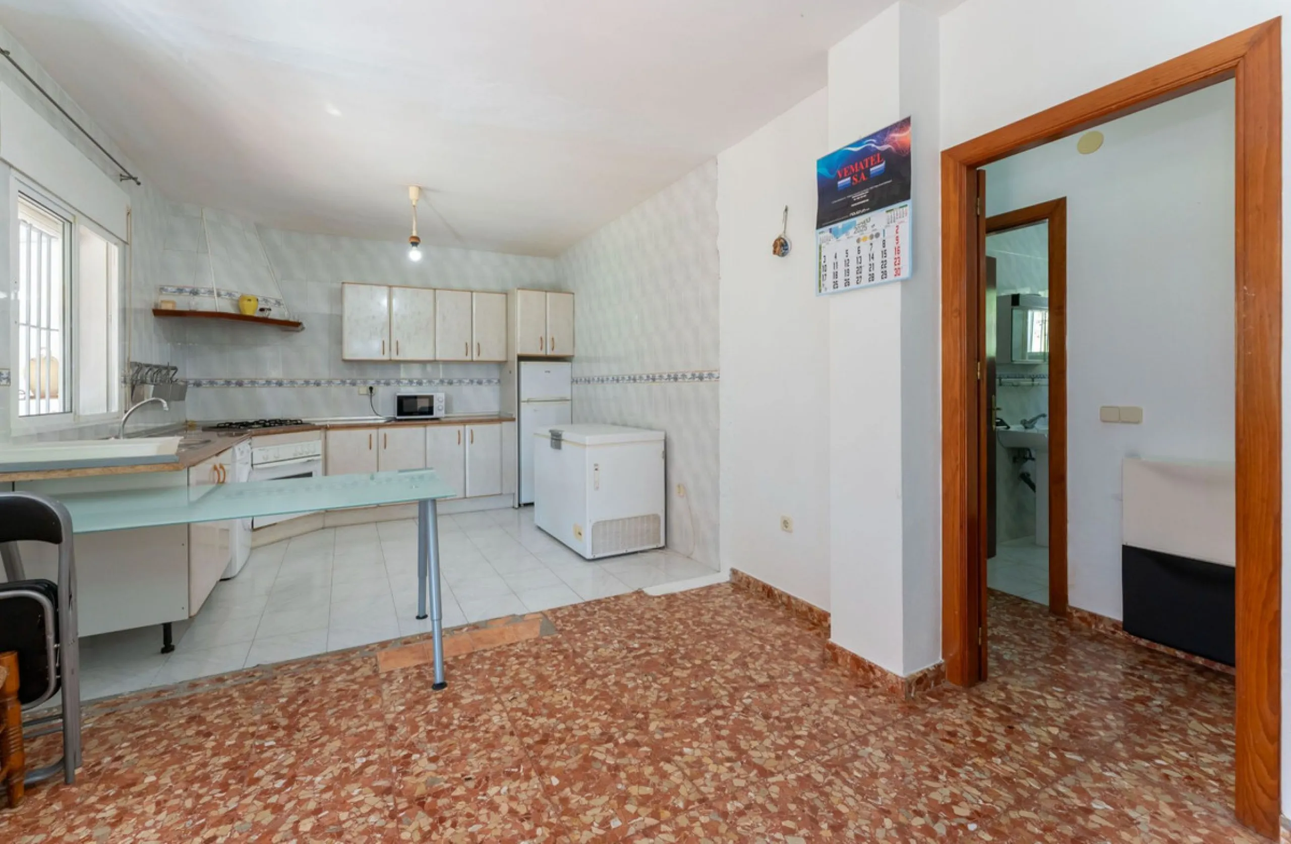 Nestled in the picturesque and tranquil area close to Barranco Blanco, between the towns of Alhaurín el Grande and Coín, this charming country property offers the perfect blend of natural beauty, privacy, and agricultural potential.