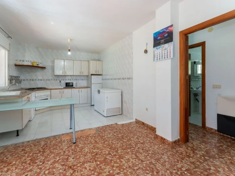 Nestled in the picturesque and tranquil area close to Barranco Blanco, between the towns of Alhaurín el Grande and Coín, this charming country property offers the perfect blend of natural beauty, privacy, and agricultural potential.