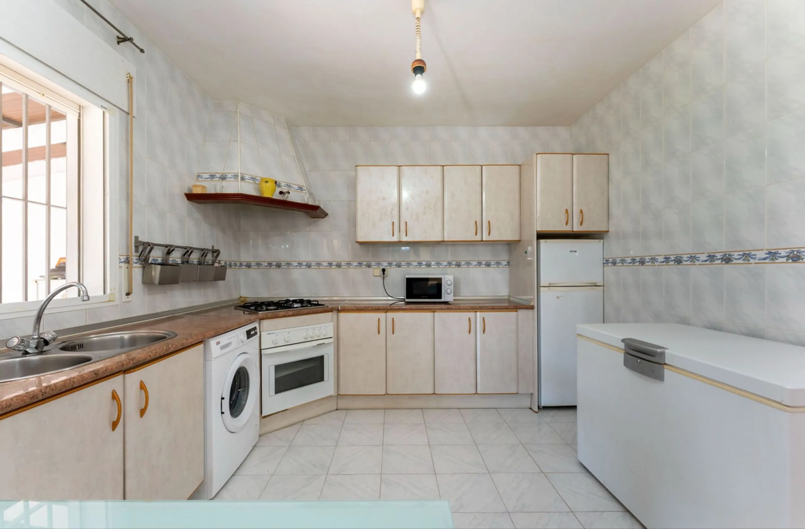 Nestled in the picturesque and tranquil area close to Barranco Blanco, between the towns of Alhaurín el Grande and Coín, this charming country property offers the perfect blend of natural beauty, privacy, and agricultural potential.