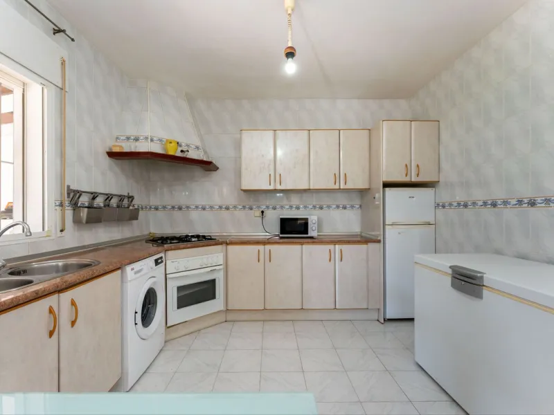 Nestled in the picturesque and tranquil area close to Barranco Blanco, between the towns of Alhaurín el Grande and Coín, this charming country property offers the perfect blend of natural beauty, privacy, and agricultural potential.