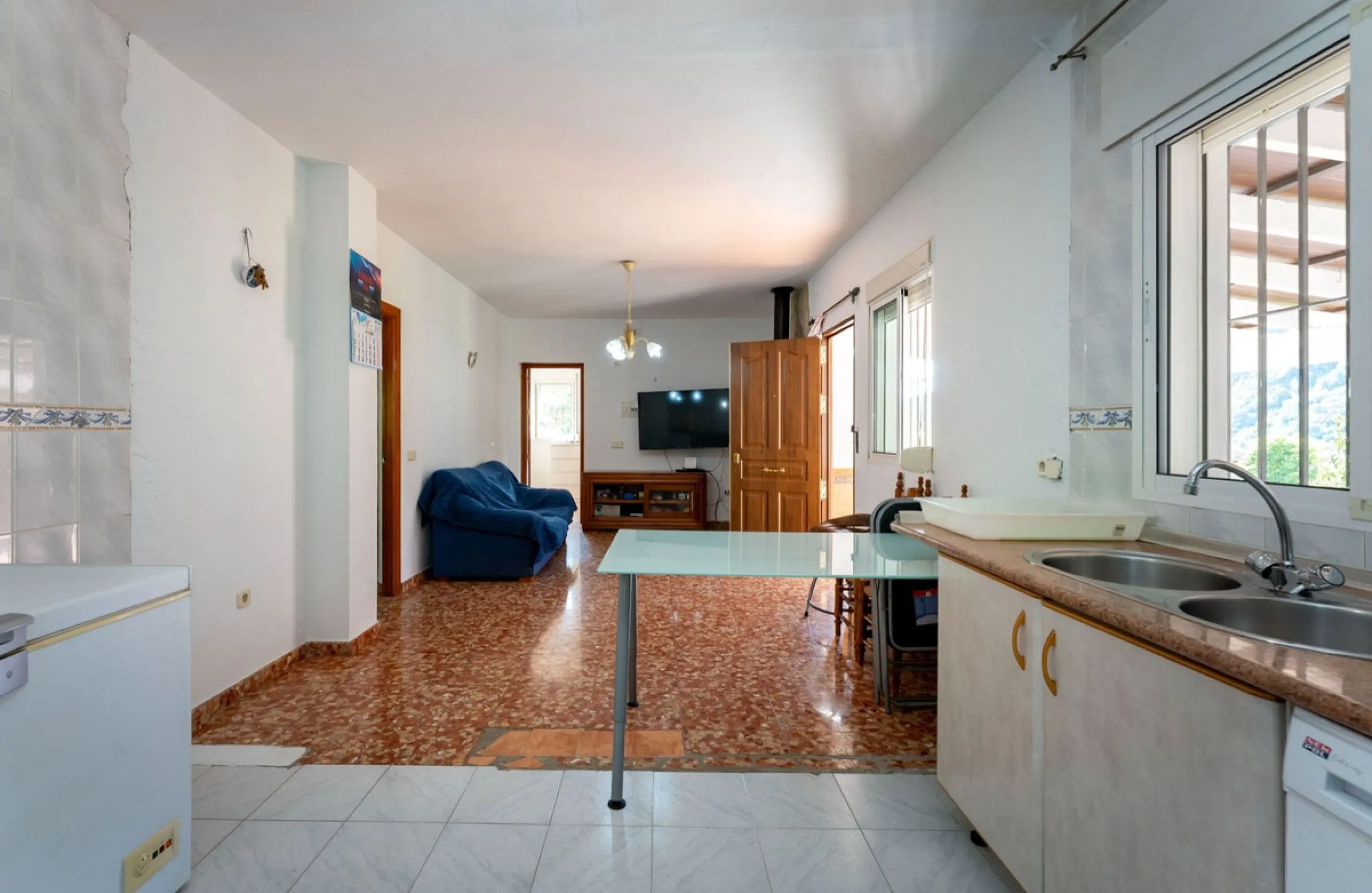 Nestled in the picturesque and tranquil area close to Barranco Blanco, between the towns of Alhaurín el Grande and Coín, this charming country property offers the perfect blend of natural beauty, privacy, and agricultural potential.