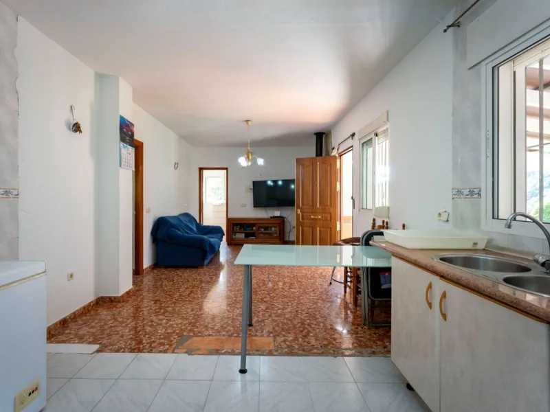 Nestled in the picturesque and tranquil area close to Barranco Blanco, between the towns of Alhaurín el Grande and Coín, this charming country property offers the perfect blend of natural beauty, privacy, and agricultural potential.