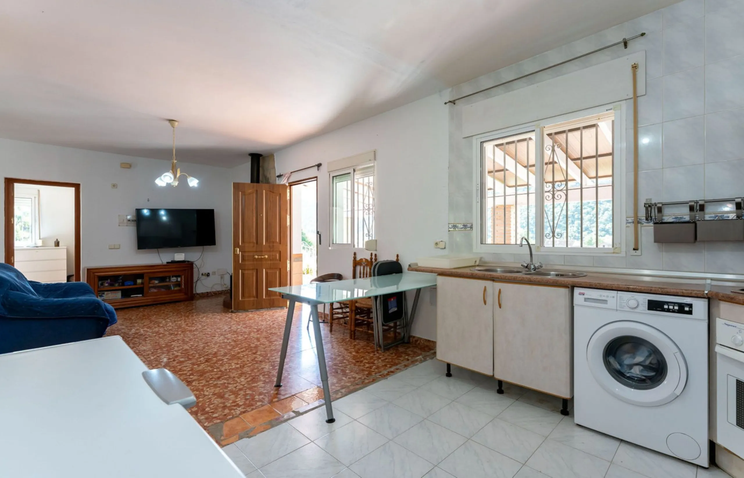 Nestled in the picturesque and tranquil area close to Barranco Blanco, between the towns of Alhaurín el Grande and Coín, this charming country property offers the perfect blend of natural beauty, privacy, and agricultural potential.