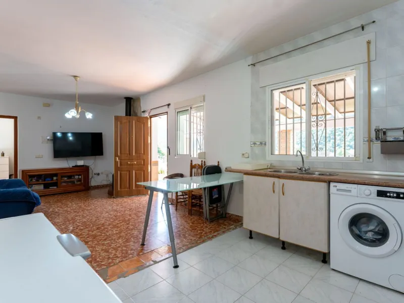 Nestled in the picturesque and tranquil area close to Barranco Blanco, between the towns of Alhaurín el Grande and Coín, this charming country property offers the perfect blend of natural beauty, privacy, and agricultural potential.