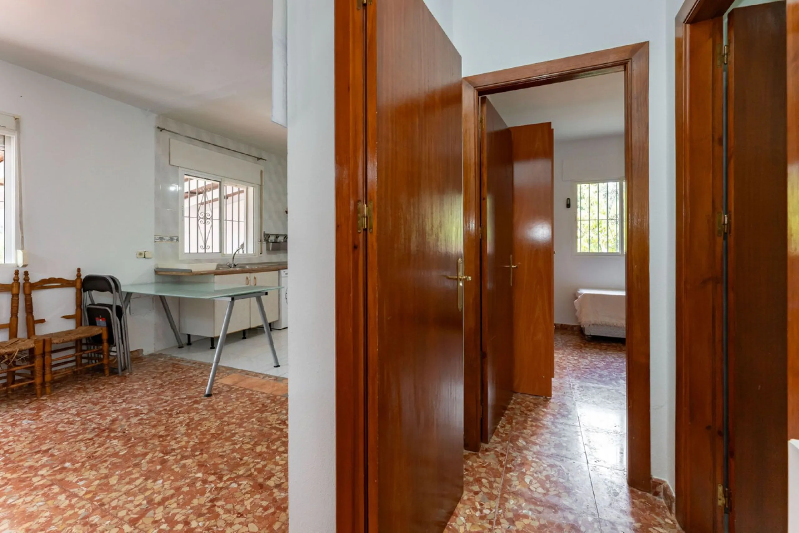 Nestled in the picturesque and tranquil area close to Barranco Blanco, between the towns of Alhaurín el Grande and Coín, this charming country property offers the perfect blend of natural beauty, privacy, and agricultural potential.