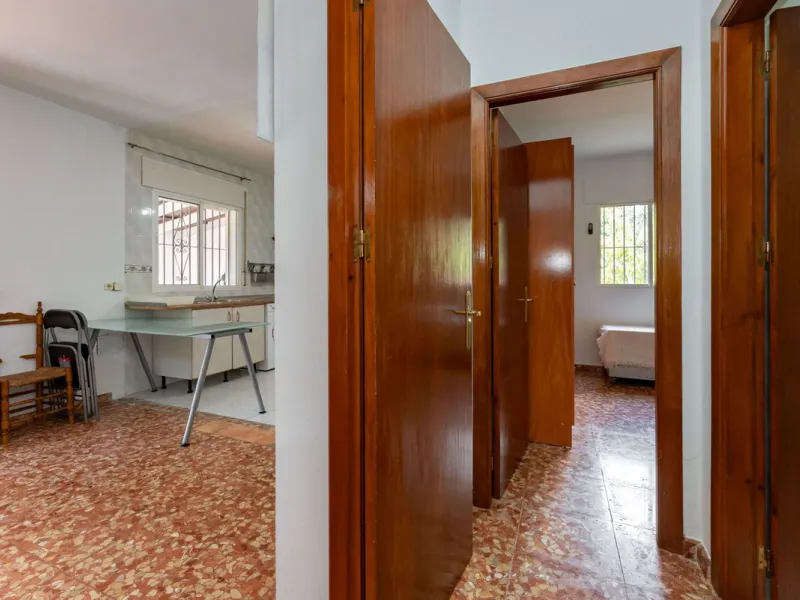 Nestled in the picturesque and tranquil area close to Barranco Blanco, between the towns of Alhaurín el Grande and Coín, this charming country property offers the perfect blend of natural beauty, privacy, and agricultural potential.