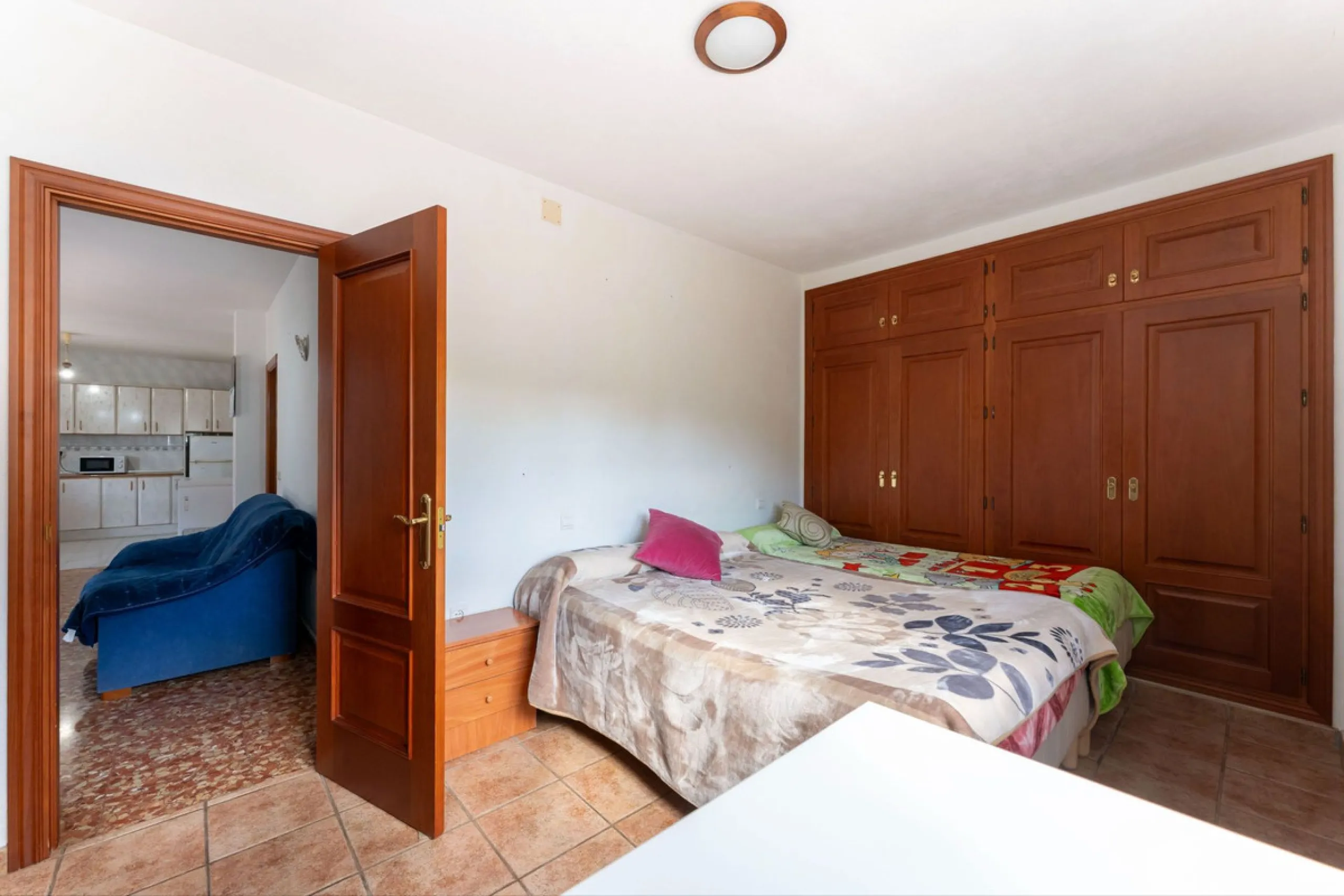 Nestled in the picturesque and tranquil area close to Barranco Blanco, between the towns of Alhaurín el Grande and Coín, this charming country property offers the perfect blend of natural beauty, privacy, and agricultural potential.