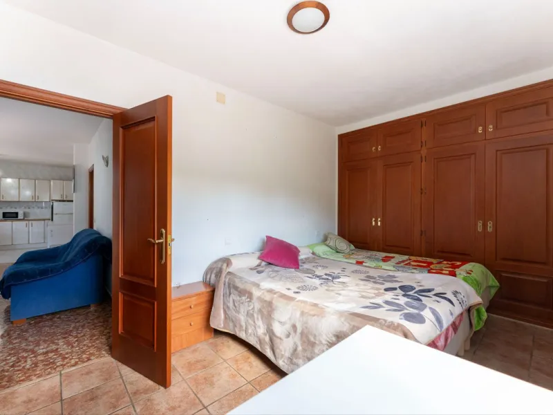 Nestled in the picturesque and tranquil area close to Barranco Blanco, between the towns of Alhaurín el Grande and Coín, this charming country property offers the perfect blend of natural beauty, privacy, and agricultural potential.