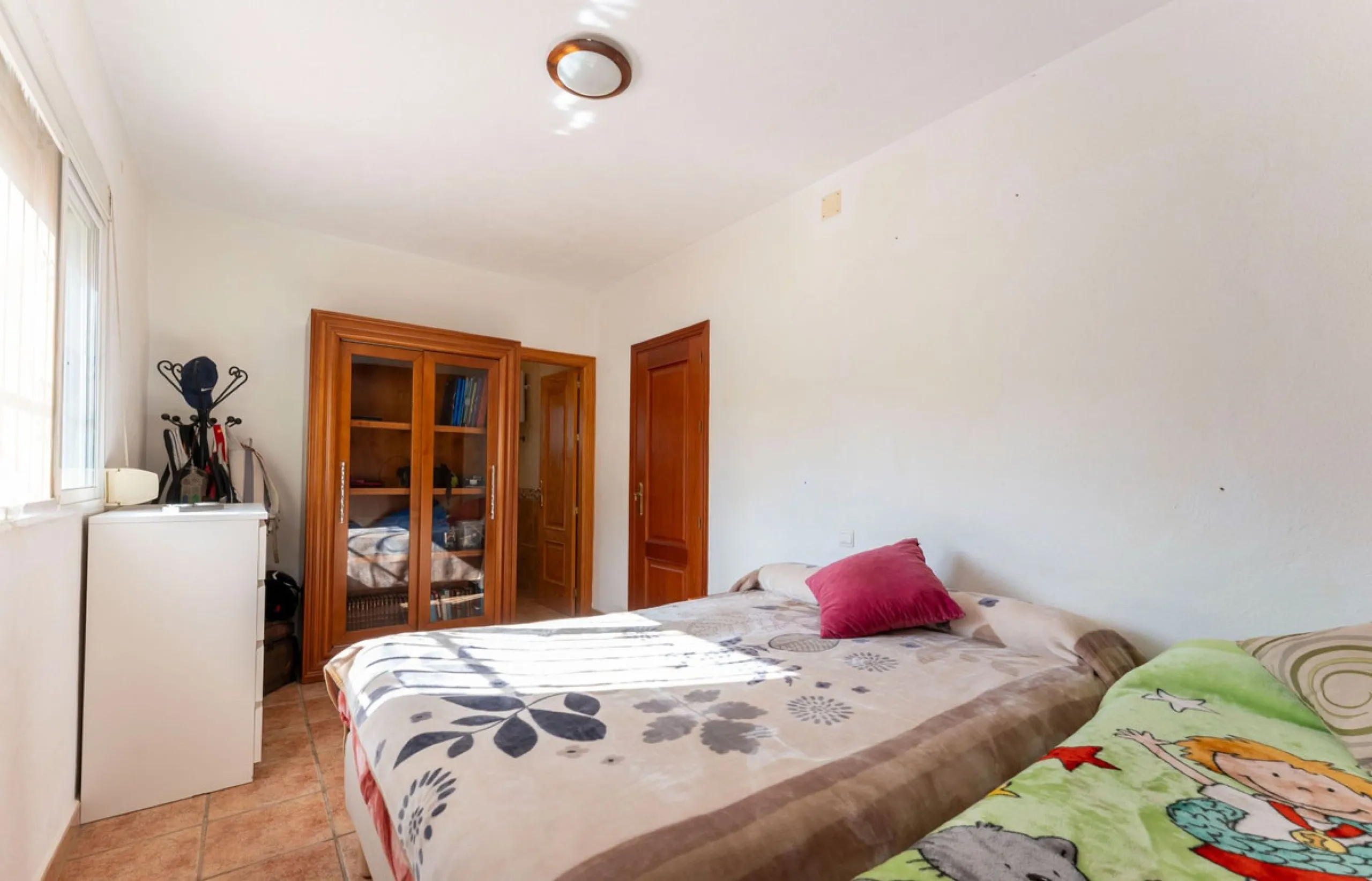 Nestled in the picturesque and tranquil area close to Barranco Blanco, between the towns of Alhaurín el Grande and Coín, this charming country property offers the perfect blend of natural beauty, privacy, and agricultural potential.