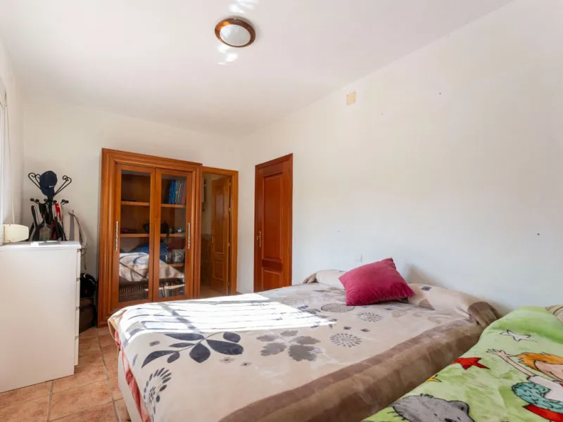 Nestled in the picturesque and tranquil area close to Barranco Blanco, between the towns of Alhaurín el Grande and Coín, this charming country property offers the perfect blend of natural beauty, privacy, and agricultural potential.