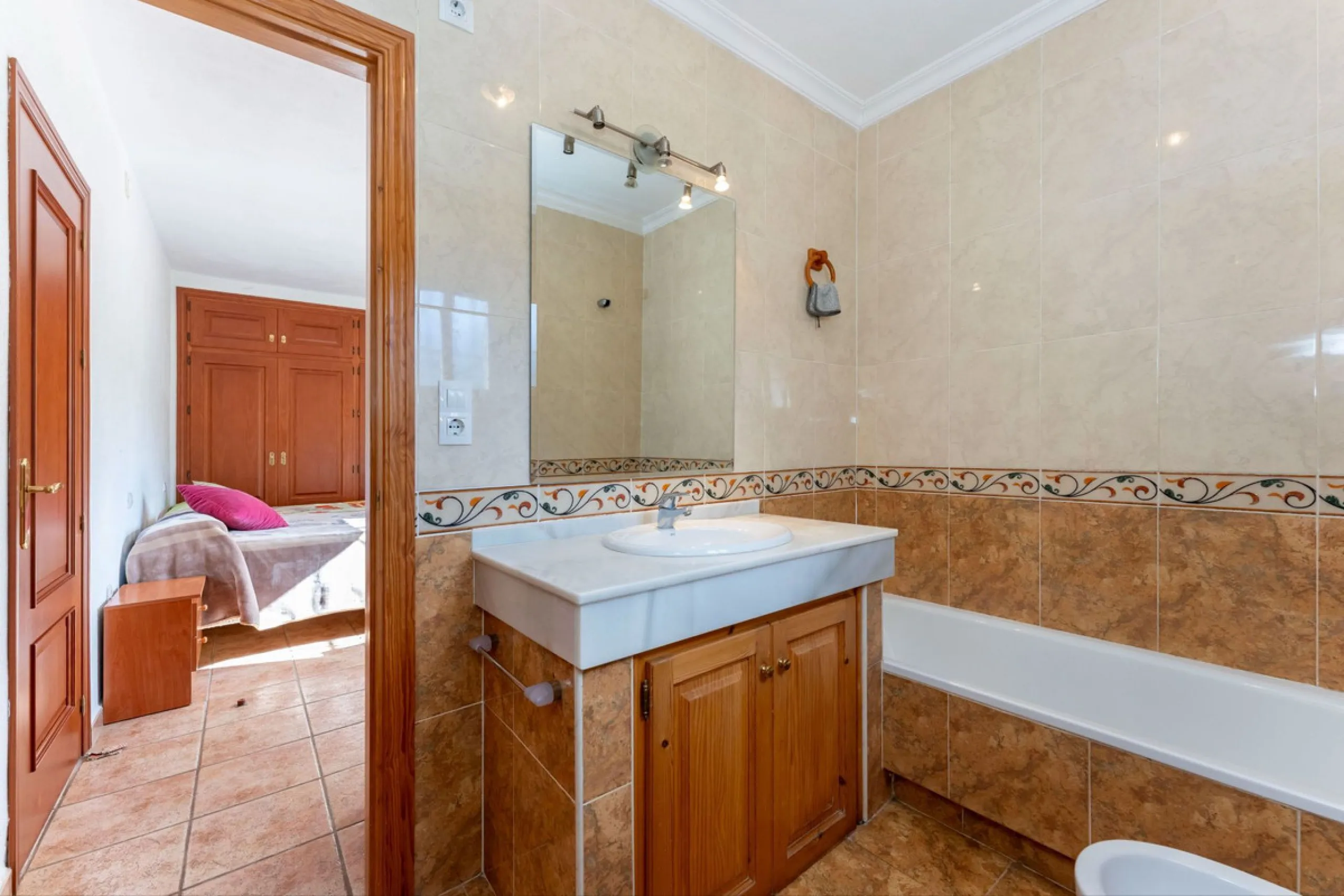 Nestled in the picturesque and tranquil area close to Barranco Blanco, between the towns of Alhaurín el Grande and Coín, this charming country property offers the perfect blend of natural beauty, privacy, and agricultural potential.