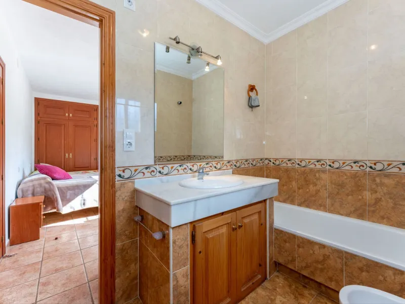Nestled in the picturesque and tranquil area close to Barranco Blanco, between the towns of Alhaurín el Grande and Coín, this charming country property offers the perfect blend of natural beauty, privacy, and agricultural potential.