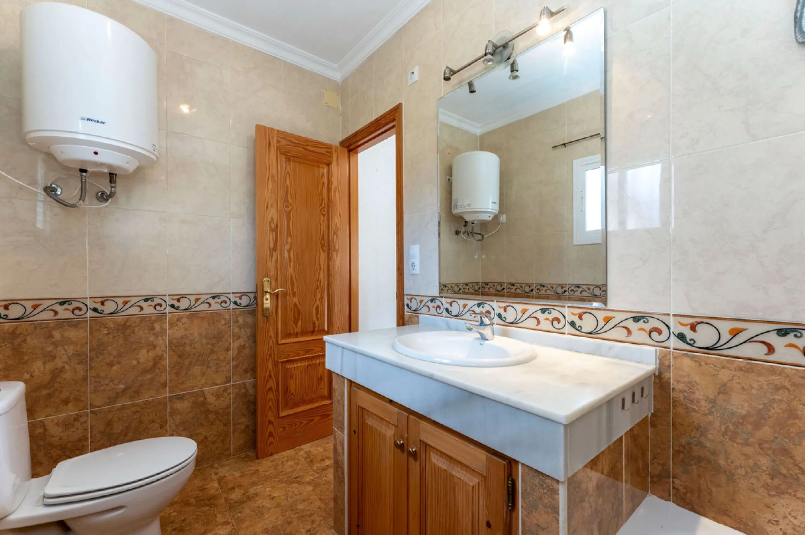 Nestled in the picturesque and tranquil area close to Barranco Blanco, between the towns of Alhaurín el Grande and Coín, this charming country property offers the perfect blend of natural beauty, privacy, and agricultural potential.