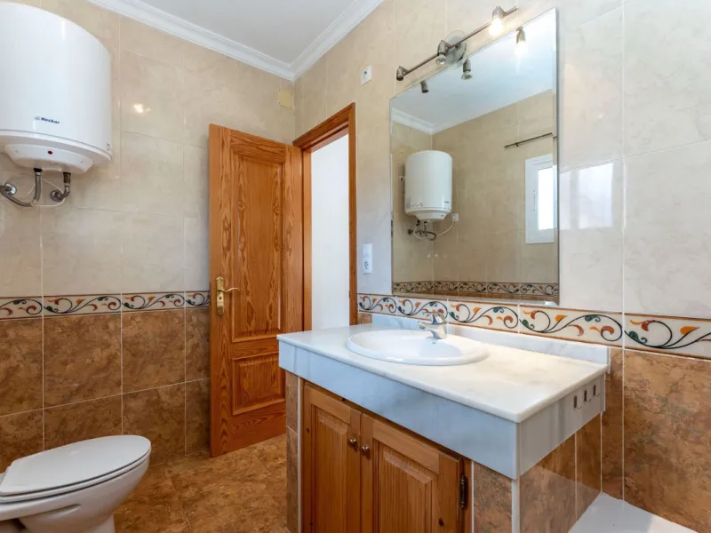 Nestled in the picturesque and tranquil area close to Barranco Blanco, between the towns of Alhaurín el Grande and Coín, this charming country property offers the perfect blend of natural beauty, privacy, and agricultural potential.